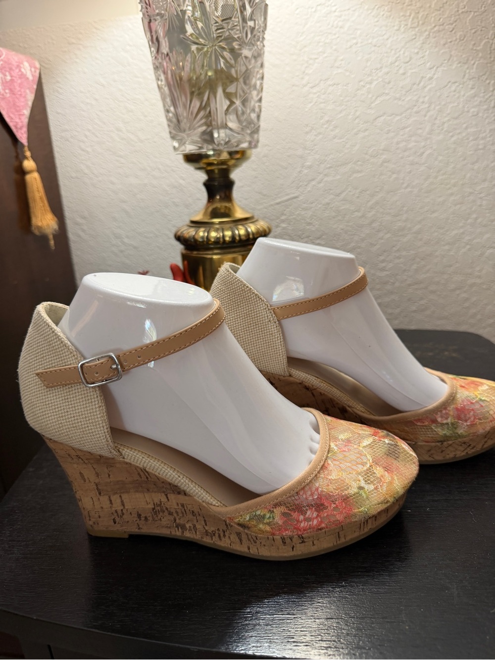 APT 9 Mimosa Floral Cork Wedge Heels Women 8.5 M Ankle Strap Closed Toe 3 1/2 in